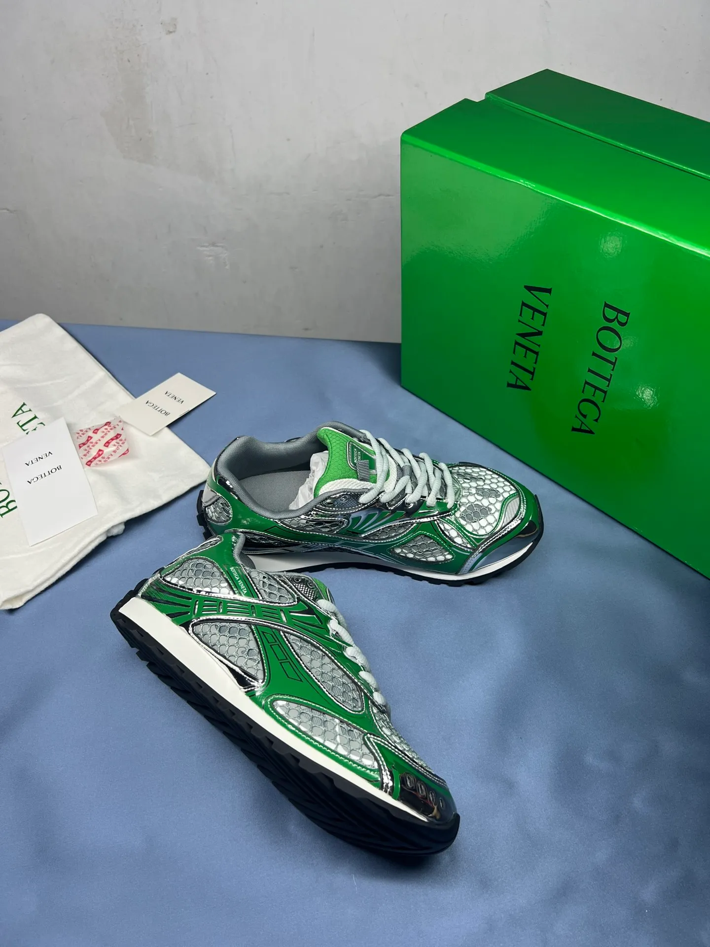 👟👟Ex-factory price 600👟👟 Men's size +10 Real photos 🔥🔥BV Orbit sneakers Wang Yibo's same style couple's dad shoes Runner sneakers, made of lightweight technical mesh fabric. Matched with geometric pattern designed rubber outsole, Wang Zha series high version. Look for the package technology. It is actually a lot taller, but the legs are still slim. Very nice, playable and durable. Matched to the standard💯 Package shoe technology. Look for the high version. The outsole is made of color-blocked TPU outsole. Women's model 35 36 37 38 39 40 41 42 (40 41 42 43 44 45 customized) (Customer logo can be accepted without refund or exchange at a favorable price) Equipped with original packaging
